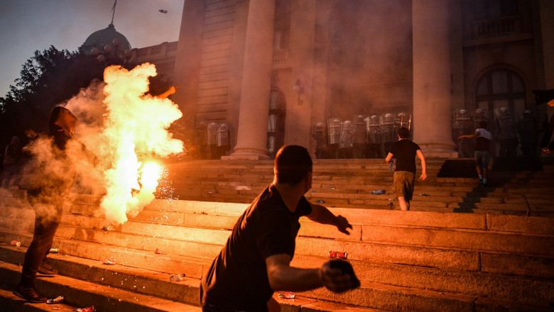 Protestatarii nemulțumiți de modul în care autoritățile au gestionat pandemia s-au încăierat cu poliția în fața Parlamentului de la Belgrad