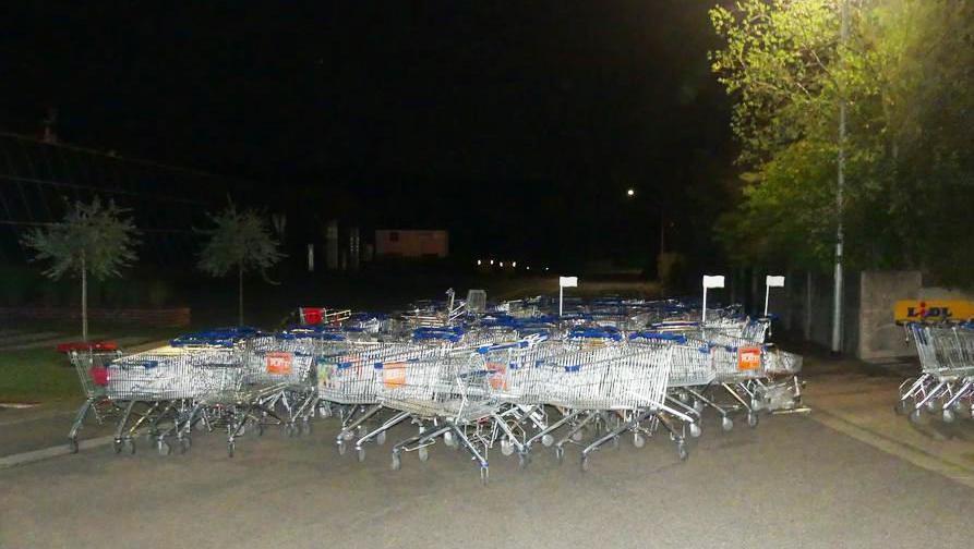 Cum au ajuns 85 de carucioare de supermarket in mijlocul unui drum din Germania. Politistii incearca sa lamureasca misterul
