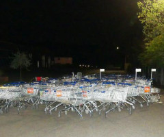 Cum au ajuns 85 de cărucioare de supermarket în mijlocul unui drum din Germania. Polițiștii încearcă să lămurească misterul