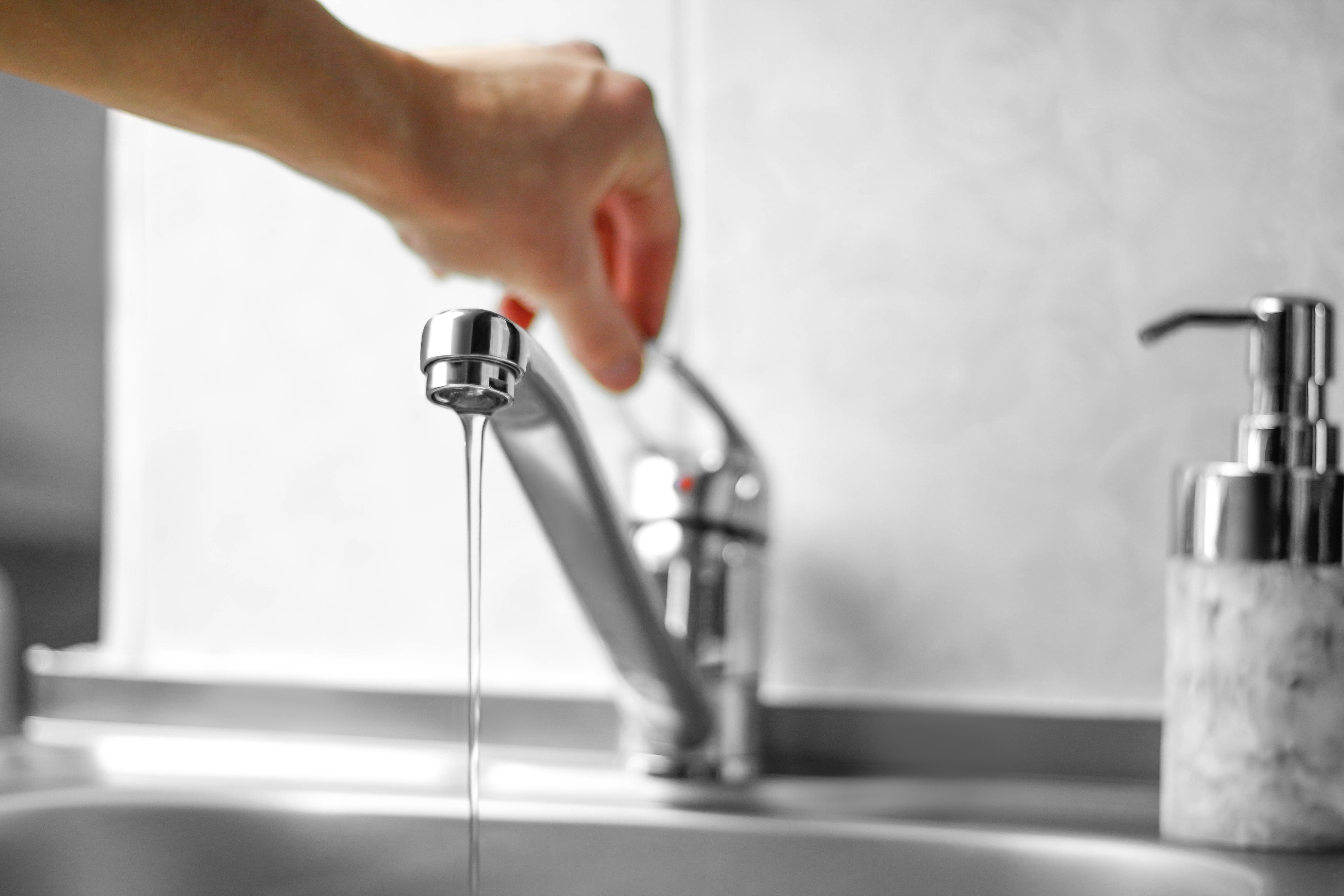 Apa furnizată locuitorilor din Breaza este infestată cu bacteria clostridium perfrigens. Consumul este interzis de săptămâna trecută