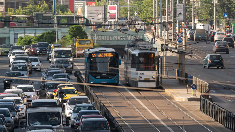 autobuz pe linia de tramvai