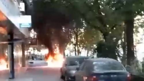 VIDEO | Momente de panica: O masina pe gaz a ars ca o torta, pe trotuar