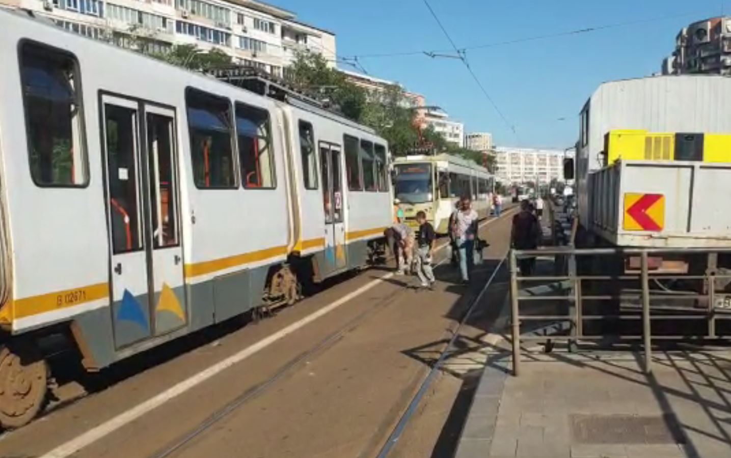 Două tramvaie s-au ciocnit în Bucureşti. Un copil a ajuns la spital