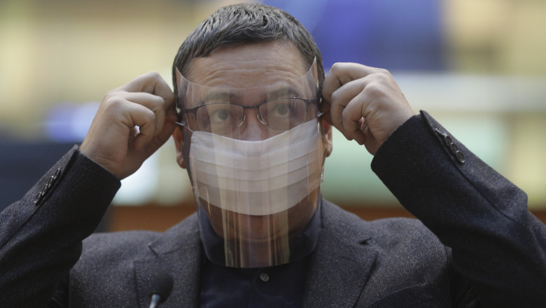 Victor Ponta, purtând mască și vizieră în Parlament.