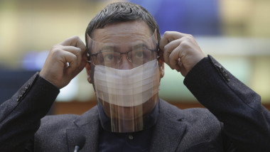 Victor Ponta, purtând mască și vizieră în Parlament.