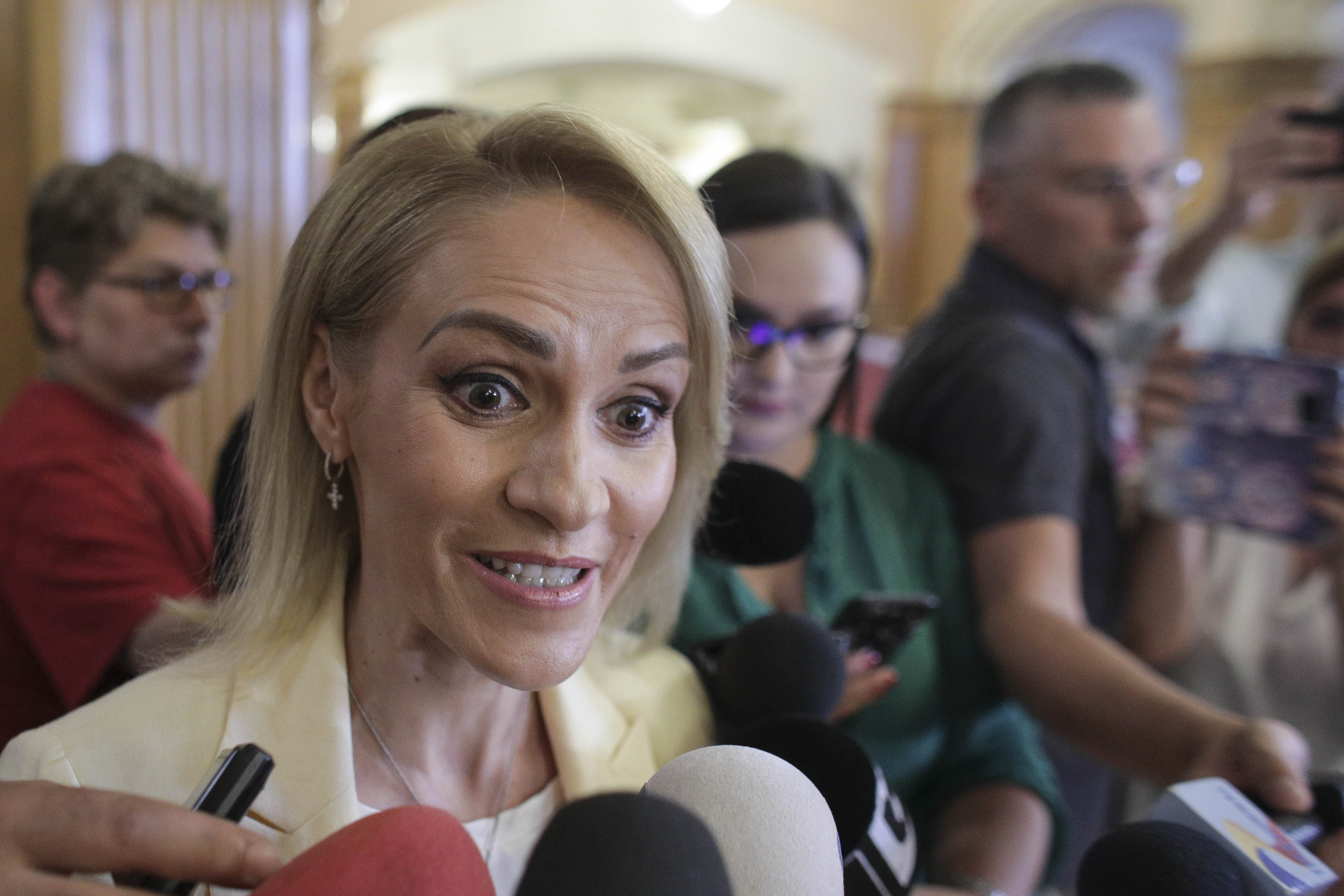 Gabriela Firea, cugetari „filosofice” de weekend: „In spatele unui barbat puternic sta FIREA unei femei”