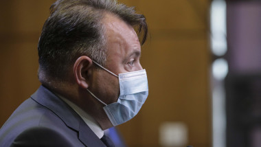 ministrul sănătatii nelu tataru din profil cu masca