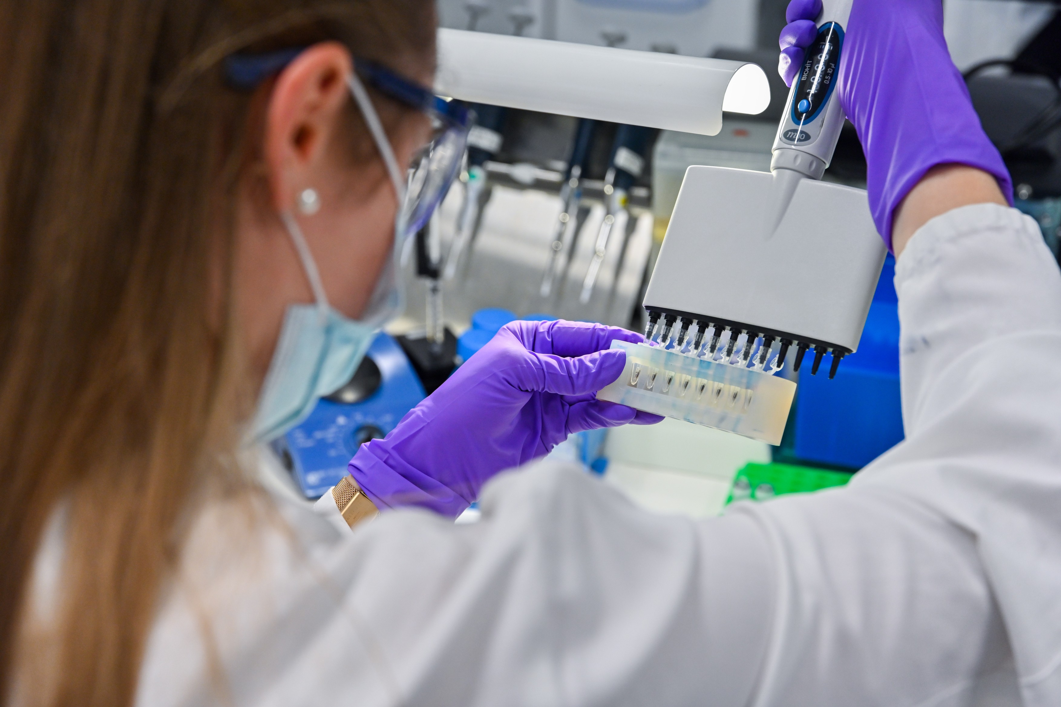 Comisia Europeană face presiuni asupra Agenţiei Europene pentru Medicamente să aprobe mai repede vaccinul anti-COVID de la Pfizer