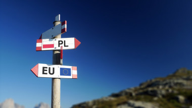 semne care arata directiile diferite in care merg UE si Polonia