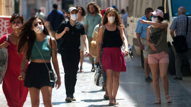 oameni pe stradă poartă mască de protecție