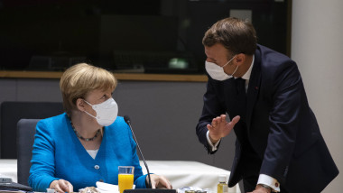 Angela Merkel discută cu Emmanuel Macron la summitul UE