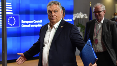 Viktor orban, premierul ungariei, pleaca de la summitul ue facand un gest cu bratele