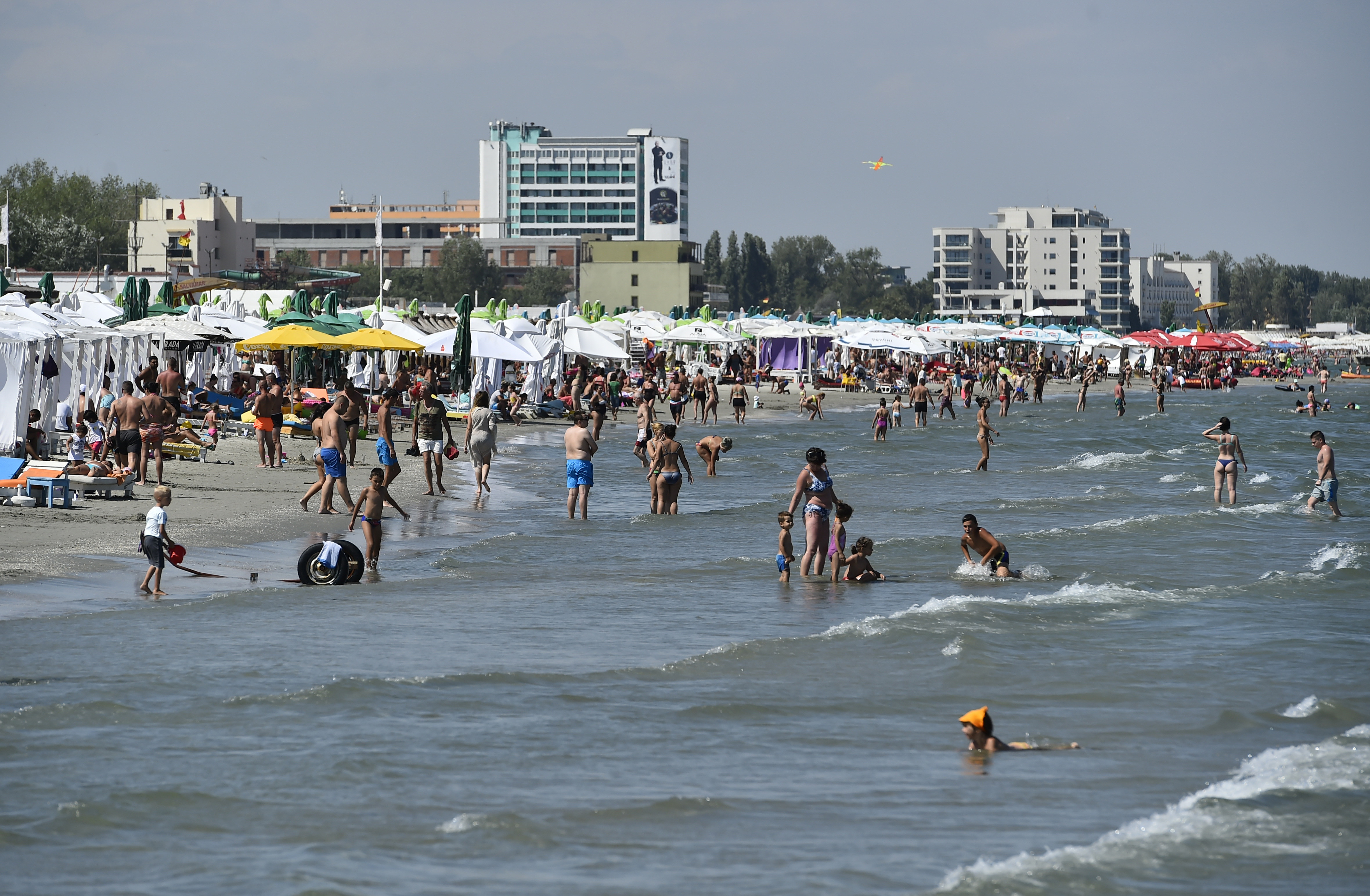 Constanța: Ancheta privind un sector de plajă din Mamaia. Polițiștii au solicitat ajutorul Administrației Bazinale Dobrogea-Litoral