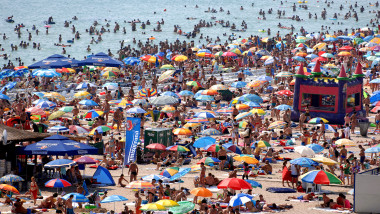 Restricțiile nu îi sperie pe turiștii care vor să profite de un weekend la malul mării. Este cel mai aglomerat weekend de până acum pe litoral.