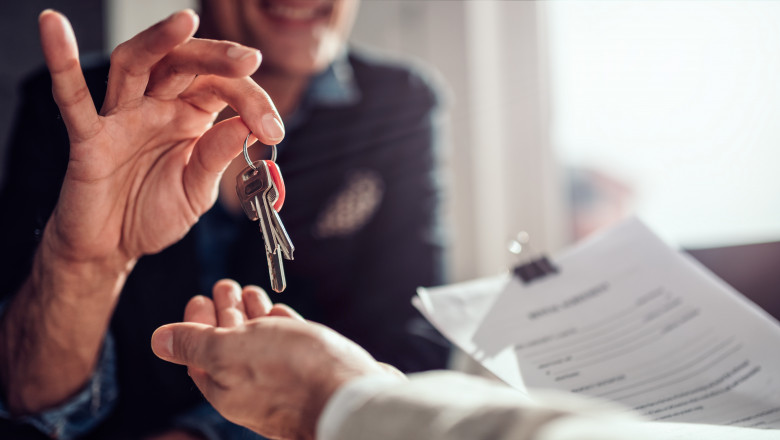 agent imobiliar inmanand cheile casei unui client care are un contract in mana