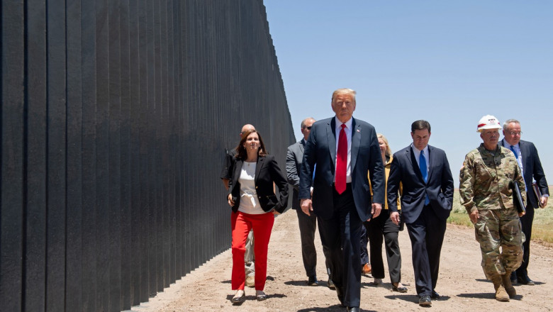 Donald Trump viziteaza zidul de la granița SUA - Mexic