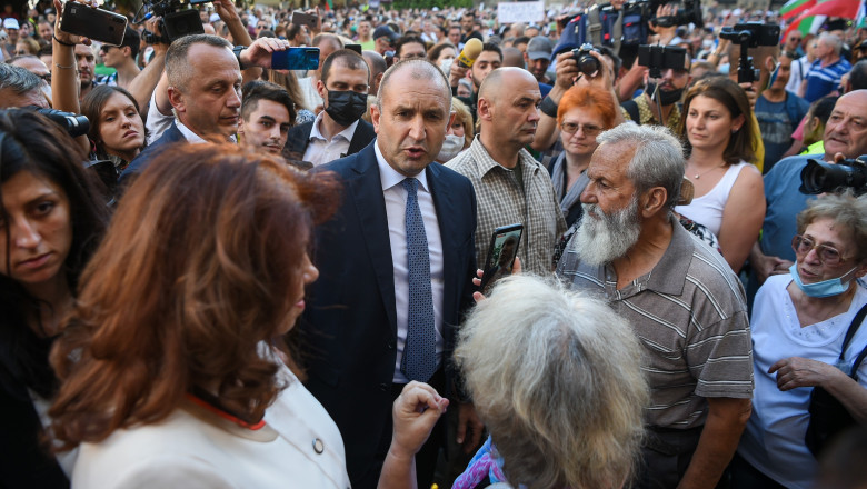 Președintele Rumen Radev vorbește cu susținătorii săi la o demonstrație de susținere, în plină pandemie, în fața Președinției, după ce procurorii au făcut percheziții în birourile a doi dintre consilierii săi