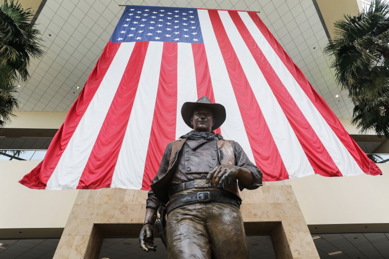 statuia lui John Wayne de la aeroportul orange county santa ana california john wayne