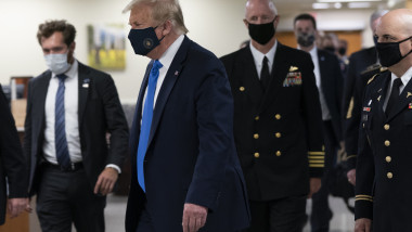 Președintele Donald Trump poartă p mască de protecție în public, pentru prima oară de la debutul pandemiei de COVID-19