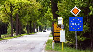 semne de circulatie langa drumul de acces catre flandra belgia