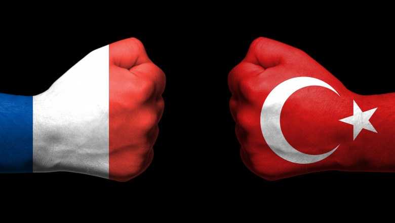 confruntare pumni in culorile steagurilor frantei si turciei
