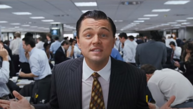 Leonardo DiCaprio, în rolul din „Lupul de pe Wall Street”, film despre criza financiară ce ar fi fost finanțat cu bani delapidați