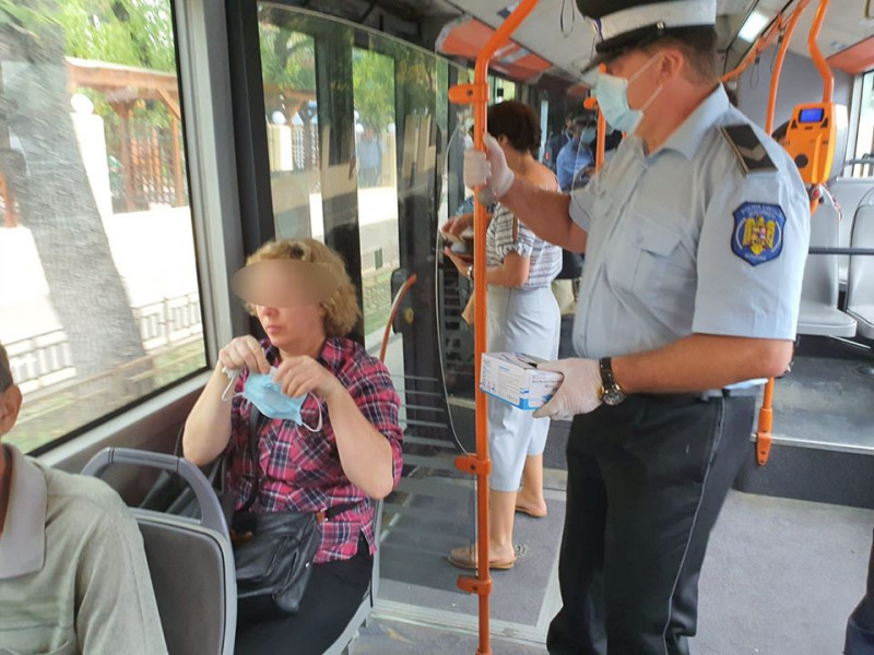 politist cutie masti in autobuz - politia locala bucuresti