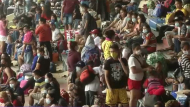 Mii de filipinezi care și-au pierdut locurile de muncă s-au înghesuit pe un stadion din Manila așteptând să fie testați