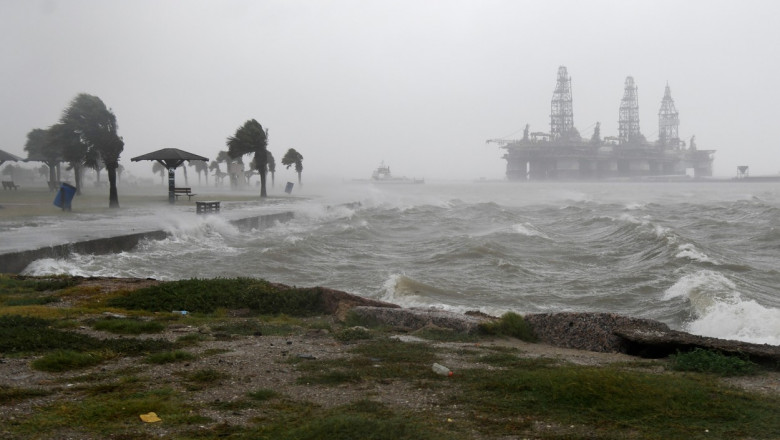 Două uragane amenință SUA și Insulele Caraibe. Furtuna tropicală Hanna a lovit deja statul Texas