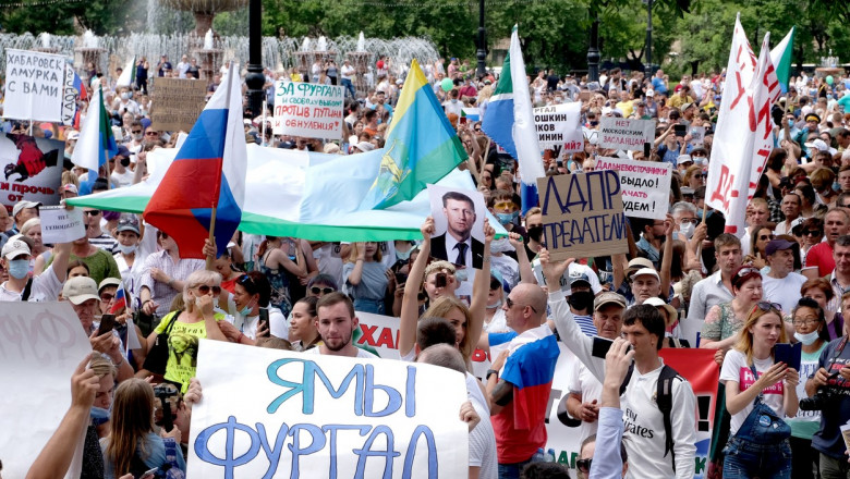 Zeci de mii de persoane au protestat în Extremul Orient rus, scandând sloganuri împotriva preşedintelui Rusiei