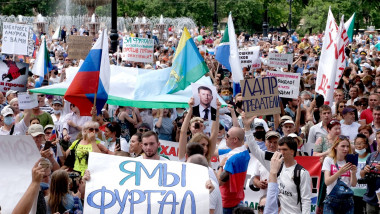 Zeci de mii de persoane au protestat în Extremul Orient rus, scandând sloganuri împotriva preşedintelui Rusiei