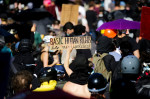 Ciocniri violente între protestatarii BLM și poliție, în SUA. Manifestanții furioși au aruncat cu pietre și sticle în forțele de ordine