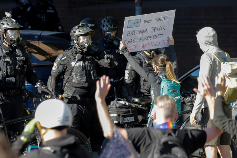 Ciocniri violente între protestatarii BLM și poliție, în SUA. Manifestanții furioși au aruncat cu pietre și sticle în forțele de ordine