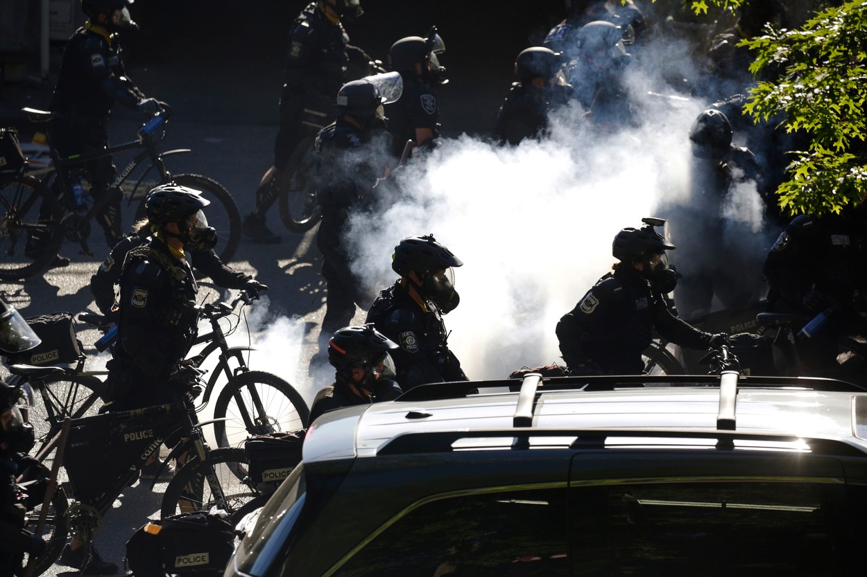 Ciocniri violente între protestatarii BLM și poliție, în SUA. Manifestanții furioși au aruncat cu pietre și sticle în forțele de ordine