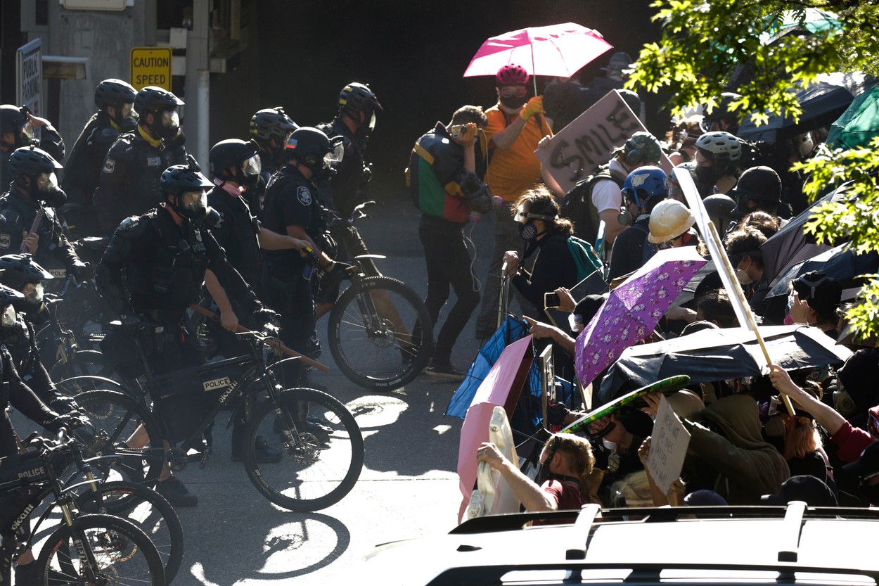 Ciocniri violente între protestatarii BLM și poliție, în SUA. Manifestanții furioși au aruncat cu pietre și sticle în forțele de ordine