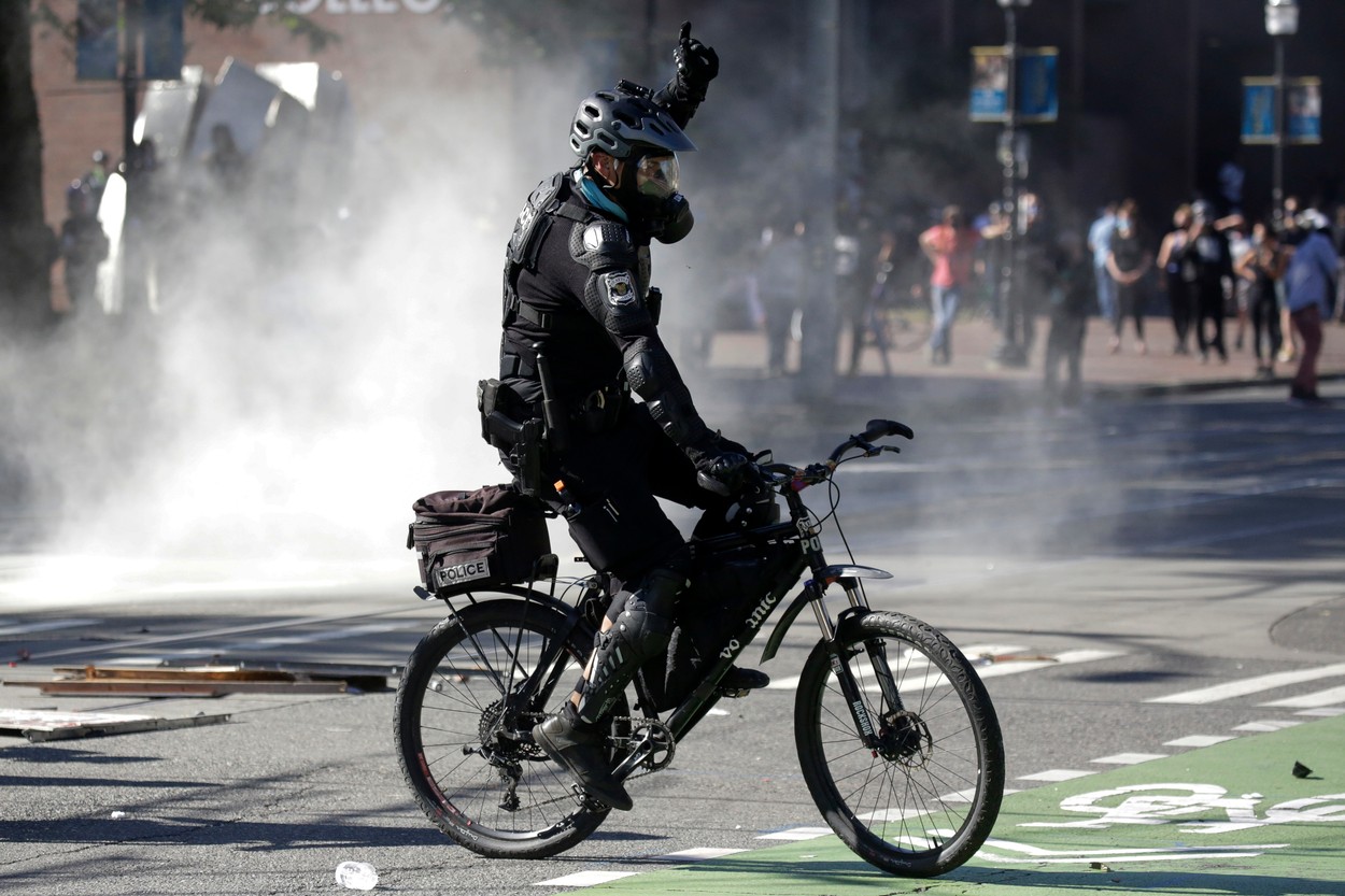 Ciocniri violente între protestatarii BLM și poliție, în SUA. Manifestanții furioși au aruncat cu pietre și sticle în forțele de ordine