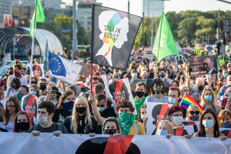 Polonia se va retrage din tratatul european privind violenţa împotriva femeilor. Mii de persoane au protestat față de această decizie