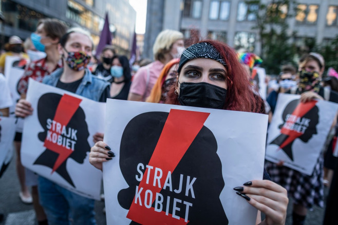 Polonia se va retrage din tratatul european privind violenţa împotriva femeilor. Mii de persoane au protestat față de această decizie