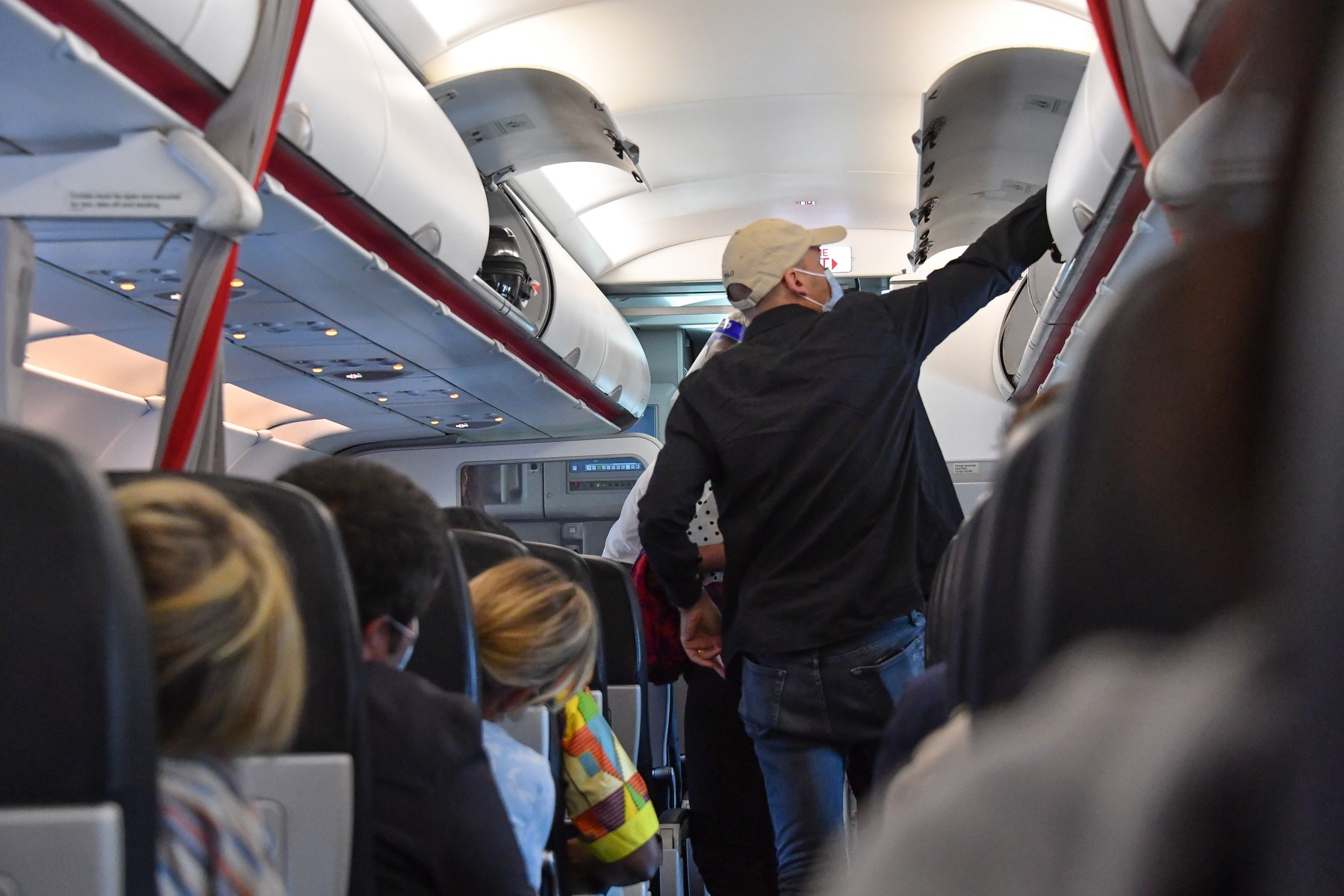 VIDEO Pasageri români, blocați în avion pe aeroportul din Luton. Nu a avut cine să aducă scara pentru debarcare