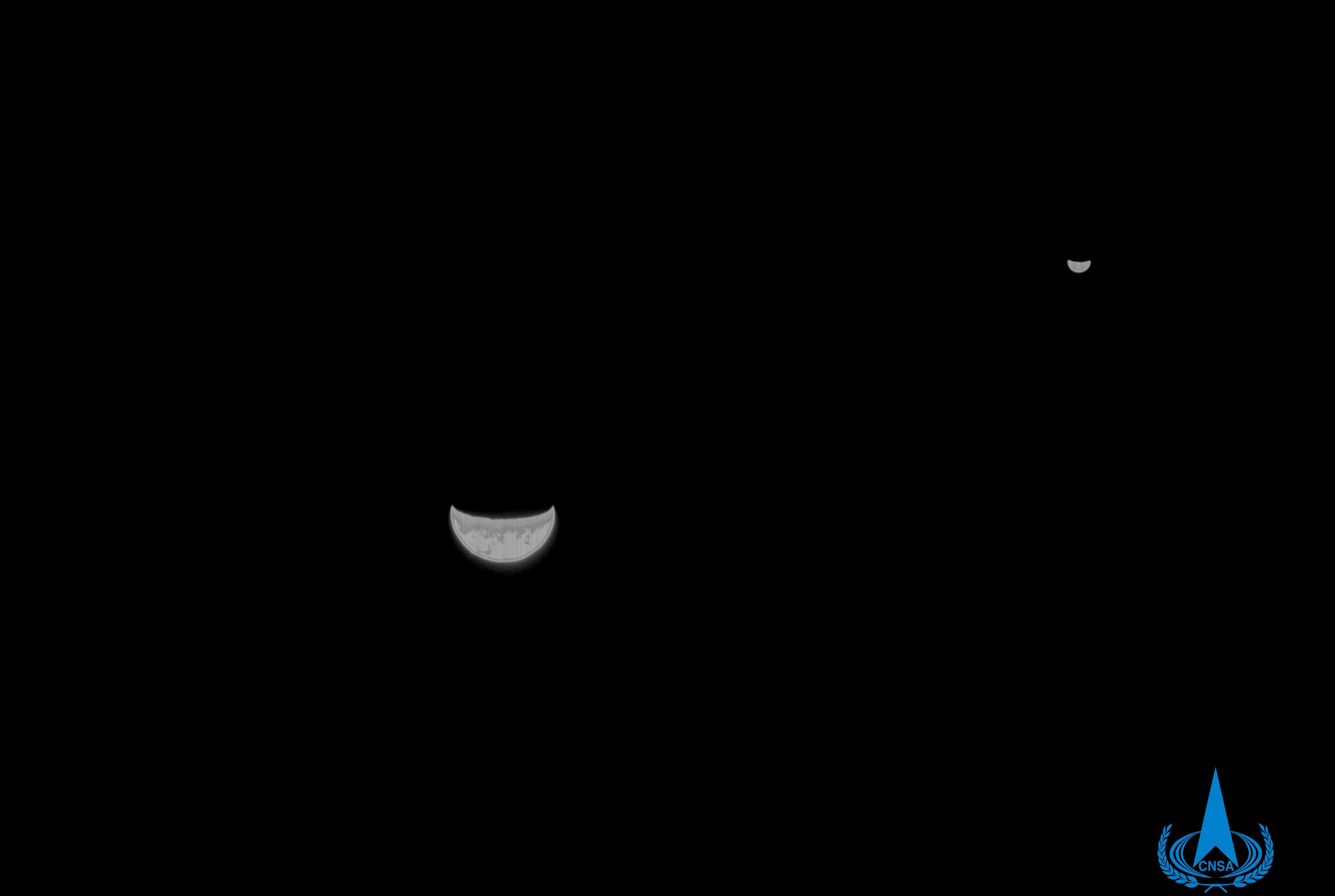 Prima fotografie cu Pamantul şi Luna vazute din spatiu, trimisa de sonda chineza lansata spre Marte