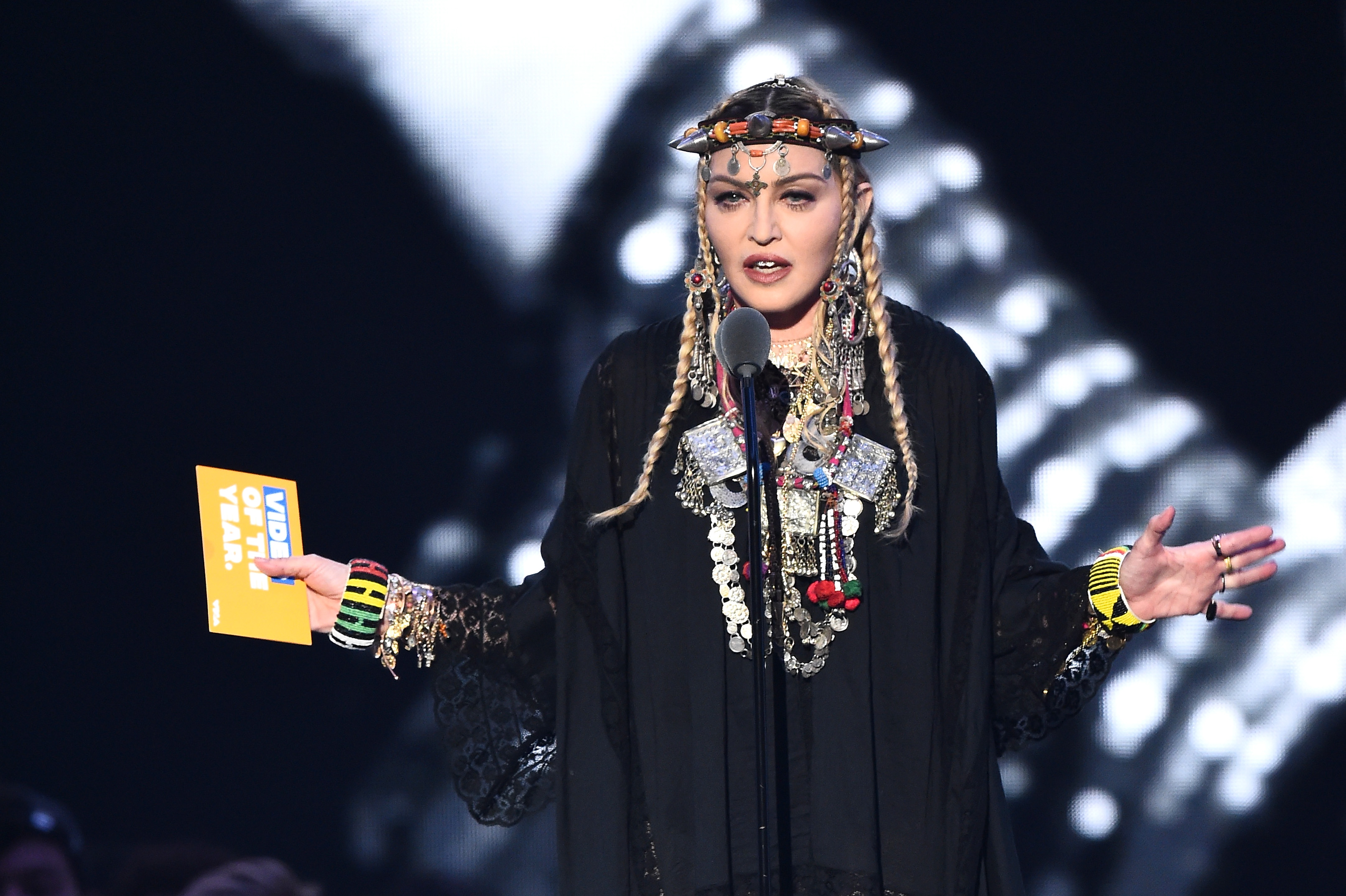 Madonna a publicat pe Instagram un clip cu teorii ale conspiratiei despre coronavirus