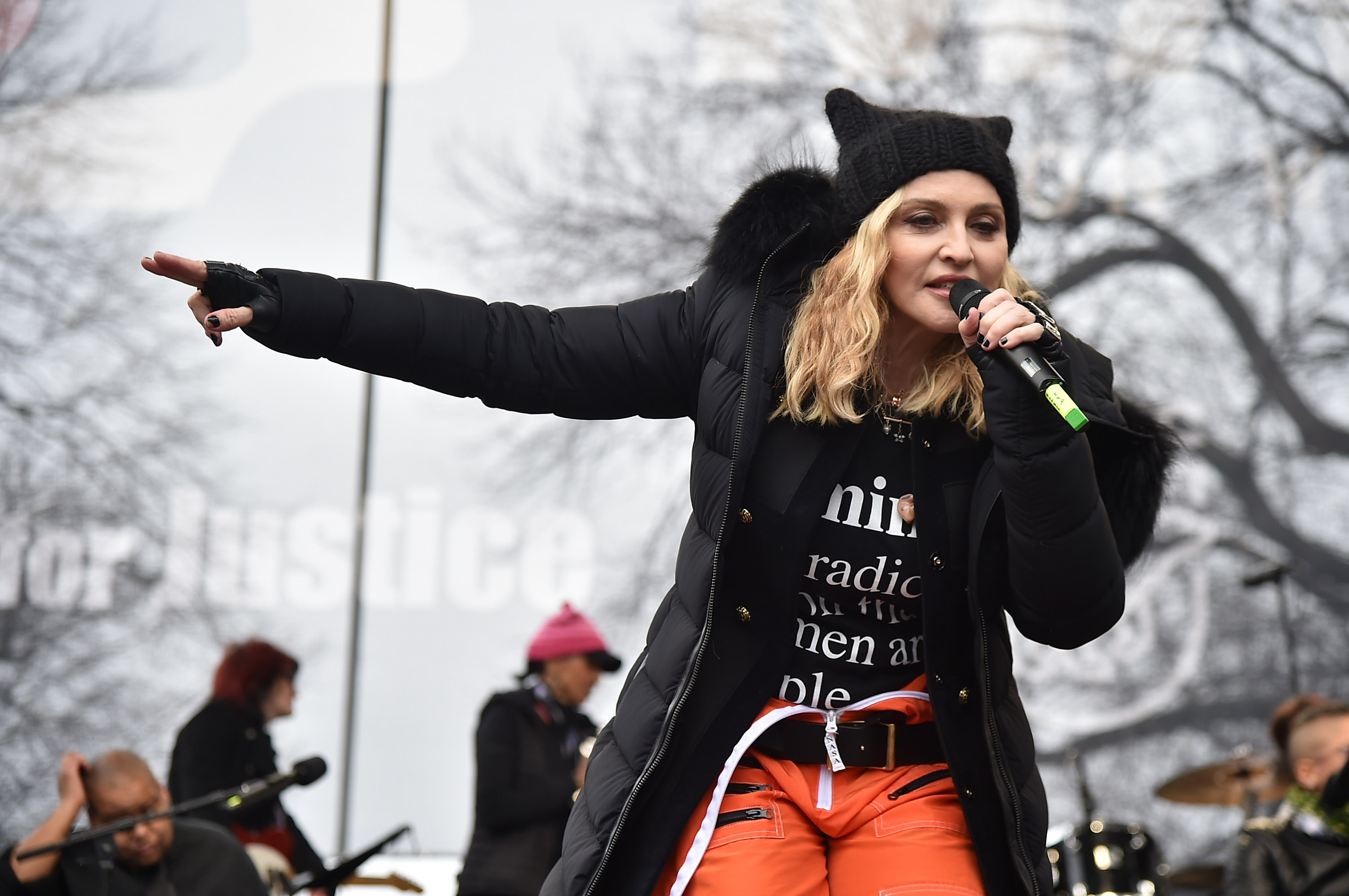 Madonna a fost dată în judecată pentru că a început târziu un concert și fanii s-au dus obosiți la serviciu dimineața