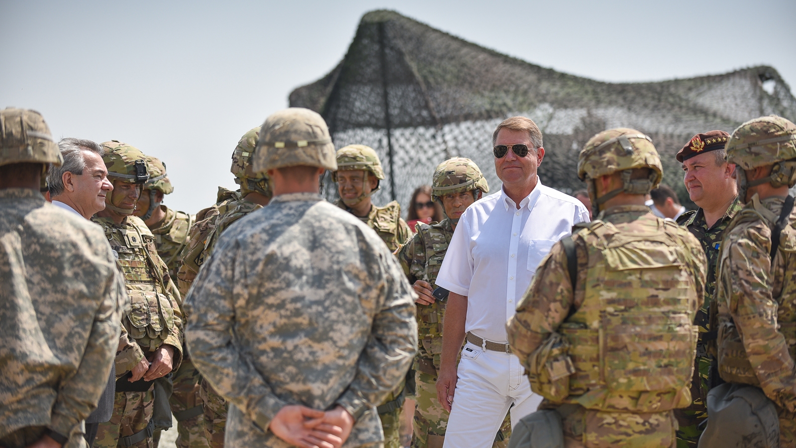 Iohannis: Serviciul militar obligatoriu nu e fezabil. Sunt din generația care a fost obligată să facă Armata. Nu mi s-a părut grozav