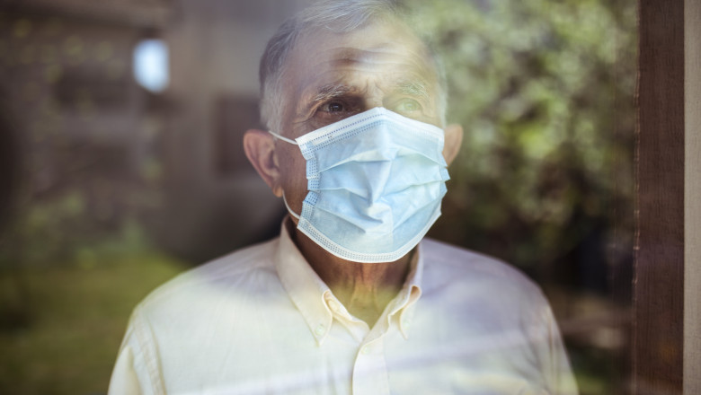 O persoana in varsta poarta masca pentru a se feri de coronavirus