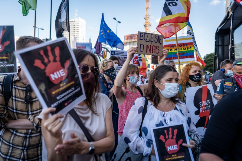 Polonia protestează după ce Comisia Europeană a blocat fonduri UE pentru câteva oraşe ce au adoptat rezoluţii anti-LGBT