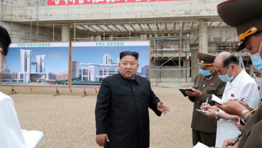 Kim Jong Un da indicatii, generalii iau notite pe carnet