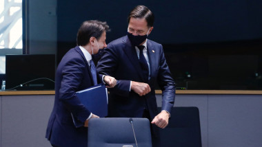 Giuseppe Conte, premierul Italiei, și Mark Rutte, premierul Olandei, se salută cu salutul din pandemie înaintea discuțiilor de la summitul UE