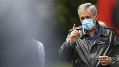ministrul afacerilor interne marcel vela, imbracat in geaca de piele, face semn cu degetul