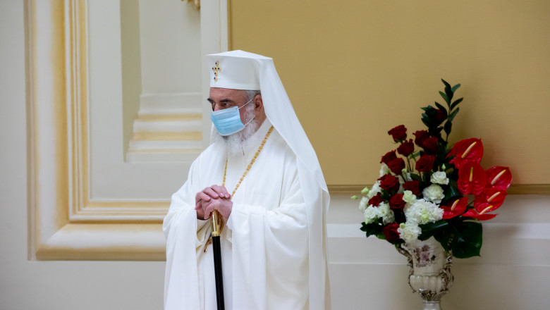 Patriarhul Daniel poarta masca de protectie impotriva coronavirusului