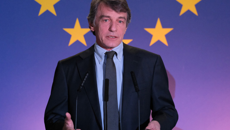 presedintele parlamentului european in fata unui fundal cu stelutele ue